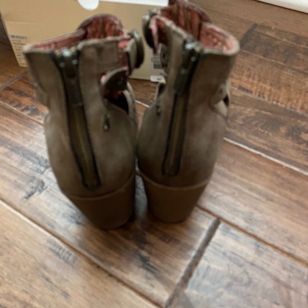 Adorable Roxy bootie - Picture 4 of 6